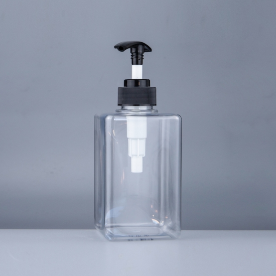 Quadratische Shampoo-Flaschen
